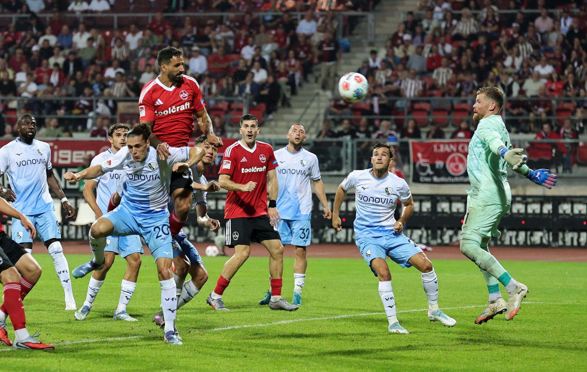 In der Nachspielzeit steigt dann der ebenfalls eingewechselte Grimaldi hoch und knallt den Ball per Kopf doch noch in den Kasten. Der FCN geht in der Nachspielzeit erneut mit 2:1 in Führung und zieht das Spiel auch am Ende.