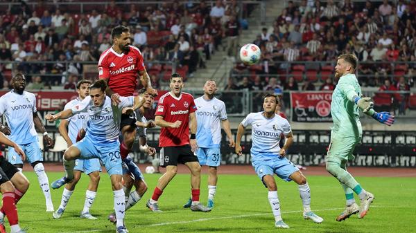 In der Nachspielzeit steigt dann der ebenfalls eingewechselte Grimaldi hoch und knallt den Ball per Kopf doch noch in den Kasten. Der FCN geht in der Nachspielzeit erneut mit 2:1 in Führung und zieht das Spiel auch am Ende.