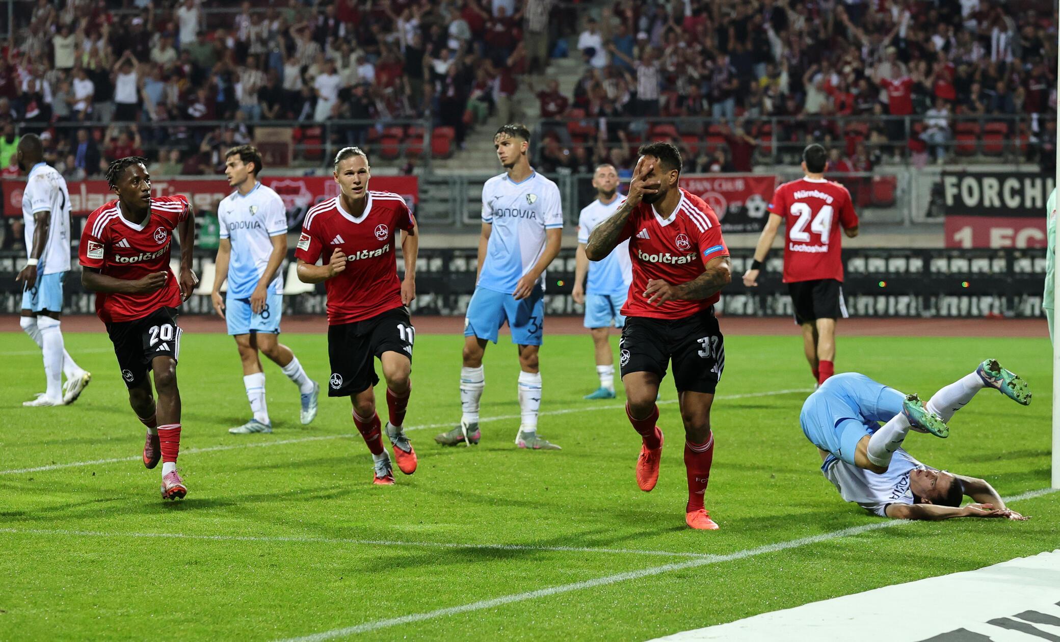 Nach Abpfiff kennt der Jubel keine Grenzen mehr. Spieler und Trainer Klose liegen sich in den Armen, das Stadion kocht unter lauten Gesängen und Jubel noch einmal so richtig heiß.