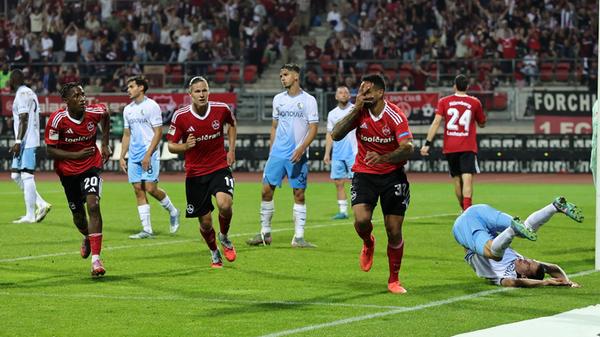 Nach Abpfiff kennt der Jubel keine Grenzen mehr. Spieler und Trainer Klose liegen sich in den Armen, das Stadion kocht unter lauten Gesängen und Jubel noch einmal so richtig heiß.