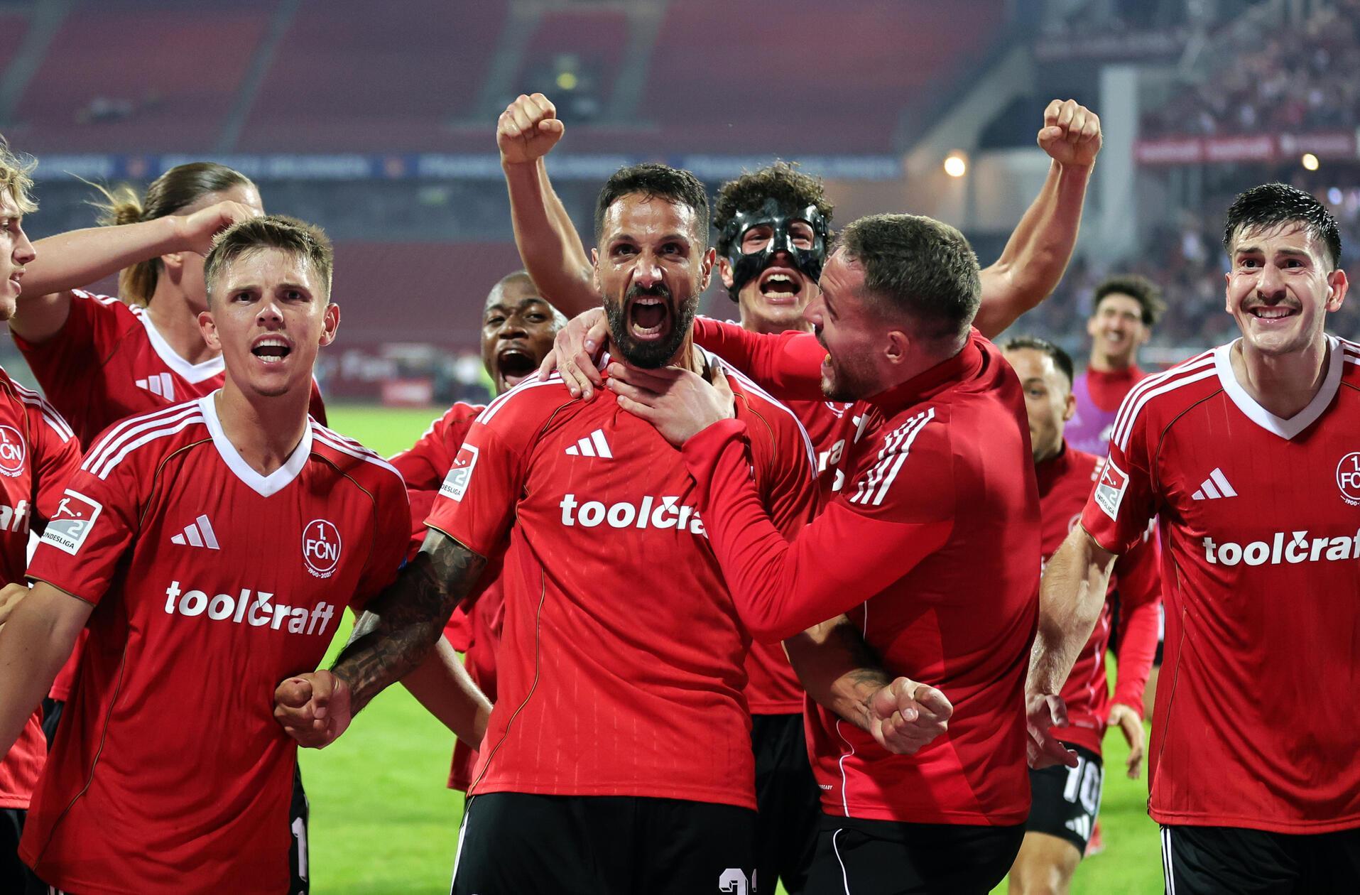 Durchaus bewegend: Tim Janisch bricht nach Schlusspfiff in Tränen aus. Wohl aus Erleichterung, dass sein Fehler nicht den FCN um den Sieg brachte. Nach 188 Tagen hat der Verein damit erstmals wieder in der zweiten Bundesliga einen Heimdreier eingefahren.