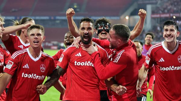 Durchaus bewegend: Tim Janisch bricht nach Schlusspfiff in Tränen aus. Wohl aus Erleichterung, dass sein Fehler nicht den FCN um den Sieg brachte. Nach 188 Tagen hat der Verein damit erstmals wieder in der zweiten Bundesliga einen Heimdreier eingefahren.