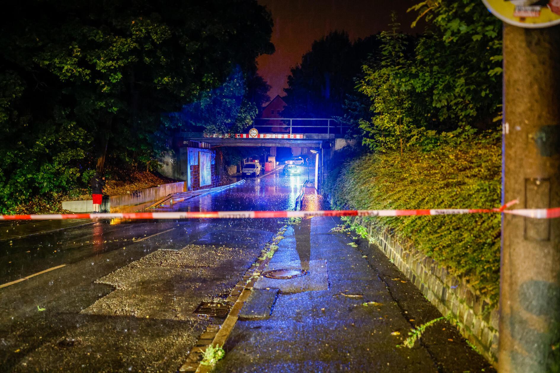 Innerhalb weniger Stunden fielen große Regenmengen, die örtlich für Überschwemmungen sorgten.