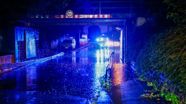 In Nürnberg stand erneut die Unterführung in der Zerzabelshofstraße komplett unter Wasser und musste zeitweise gesperrt werden, wie auch Janine Mendel vom Polizeipräsidium Mittelfranken bestätigte. Der Bahnübergang ist bereits dafür berüchtigt, regelmäßig bei Starkregen vollzulaufen.