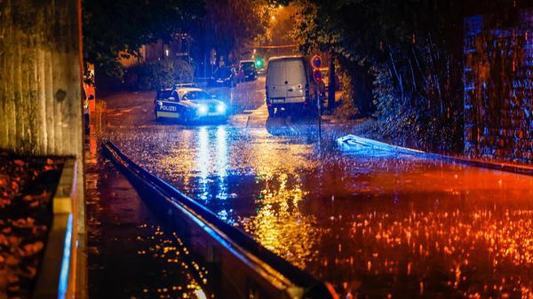 Die Polizei sperrte die Unterführung sicherheitshalber um 23.15 Uhr komplett ab und forderte Autofahrerinnen und -fahrer zur Vorsicht auf. In der Unterführung stecken geblieben sei niemand.