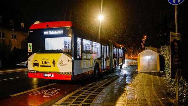 Noch vor der Sperrung sei allerdings ein Linienbus durch die Wassermassen gefahren und beschädigt worden, wie die Nachrichtenagentur News5 berichtet. Er blieb nach der Unterführung an einer Haltestelle stehen und musste repariert werden. Auch die VAG vermeldete aufgrund des Unwetters kurzzeitig Beeinträchtigungen auf den Bus-Linien 43 und 44.