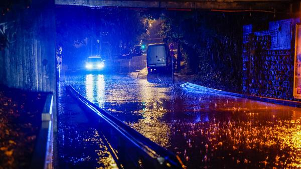 Ansonsten kam es in Mittelfranken nur zu einem weiteren Polizeieinsatz, so sei auch in Schwabach eine Straße überschwemmt worden.