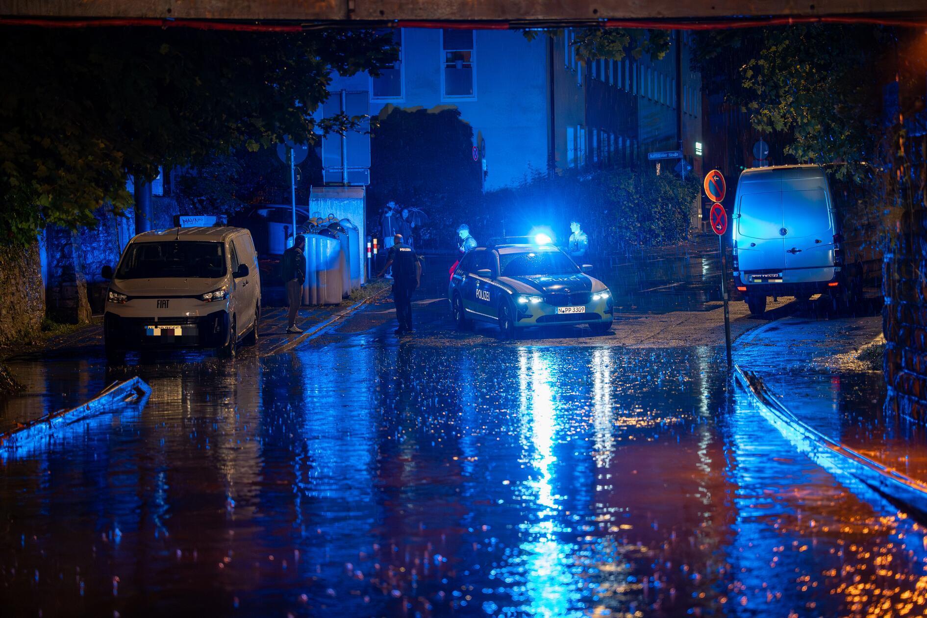 Der Deutsche Wetterdienst (DWD) hat noch in der Nacht eine amtliche Warnmeldung für Teile Mittelfrankens herausgegeben. Auch das Bundesamt für Bevölkerungsschutz und Katastrophenhilfe warnte vor Sturmböen mit Geschwindigkeiten von bis zu 70 Kilometern pro Stunde sowie Starkregen mit Niederschlagsmengen um 20 Liter pro Quadratmeter in kurzer Zeit.