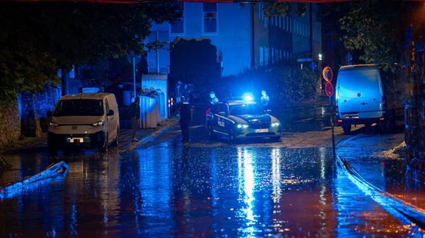Der Deutsche Wetterdienst (DWD) hat noch in der Nacht eine amtliche Warnmeldung für Teile Mittelfrankens herausgegeben. Auch das Bundesamt für Bevölkerungsschutz und Katastrophenhilfe warnte vor Sturmböen mit Geschwindigkeiten von bis zu 70 Kilometern pro Stunde sowie Starkregen mit Niederschlagsmengen um 20 Liter pro Quadratmeter in kurzer Zeit.