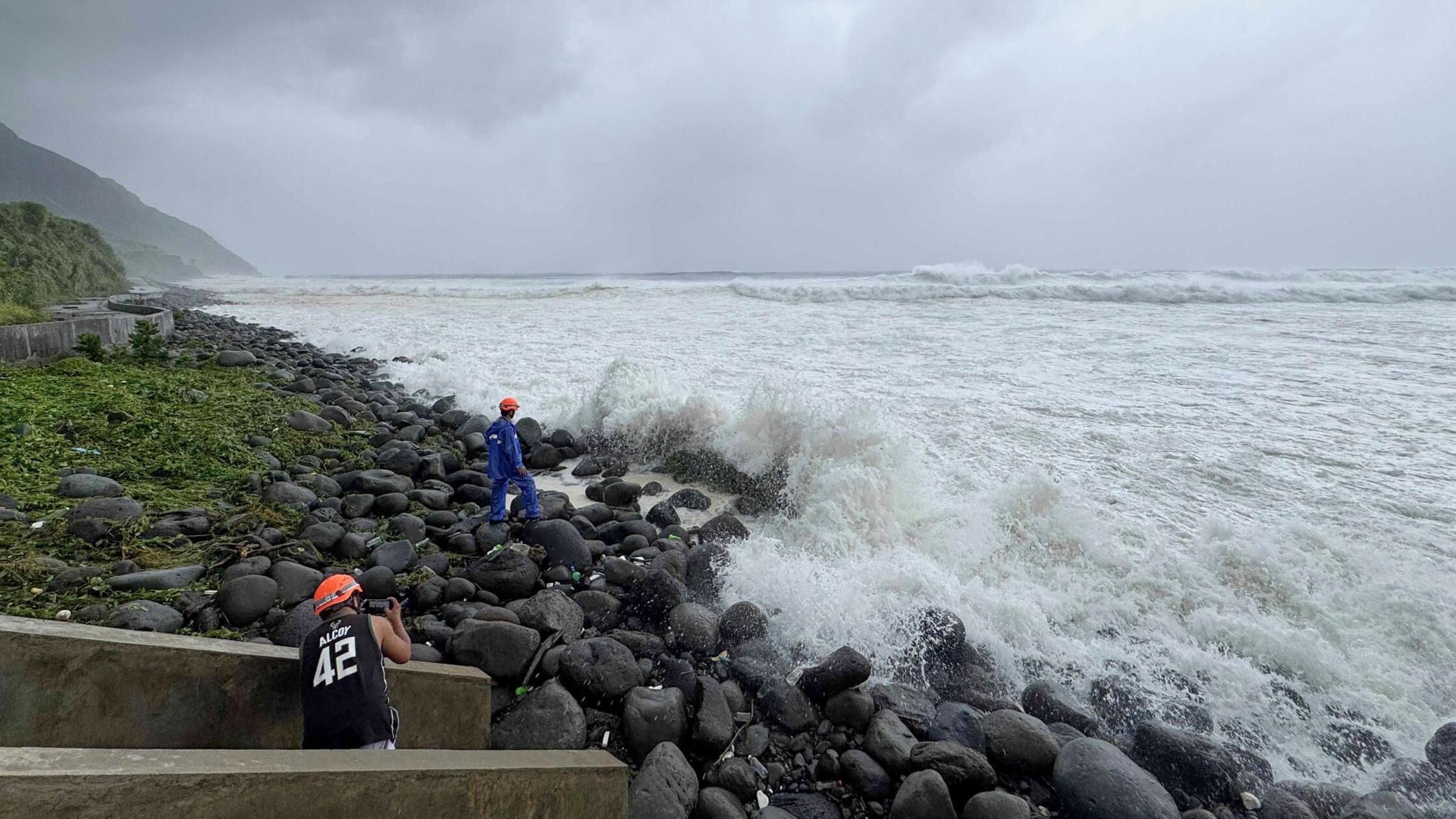 „Sehr zerstörerisch“: Super-Taifun steuert auf Philippinen zu - zahlreiche Flüge gestrichen