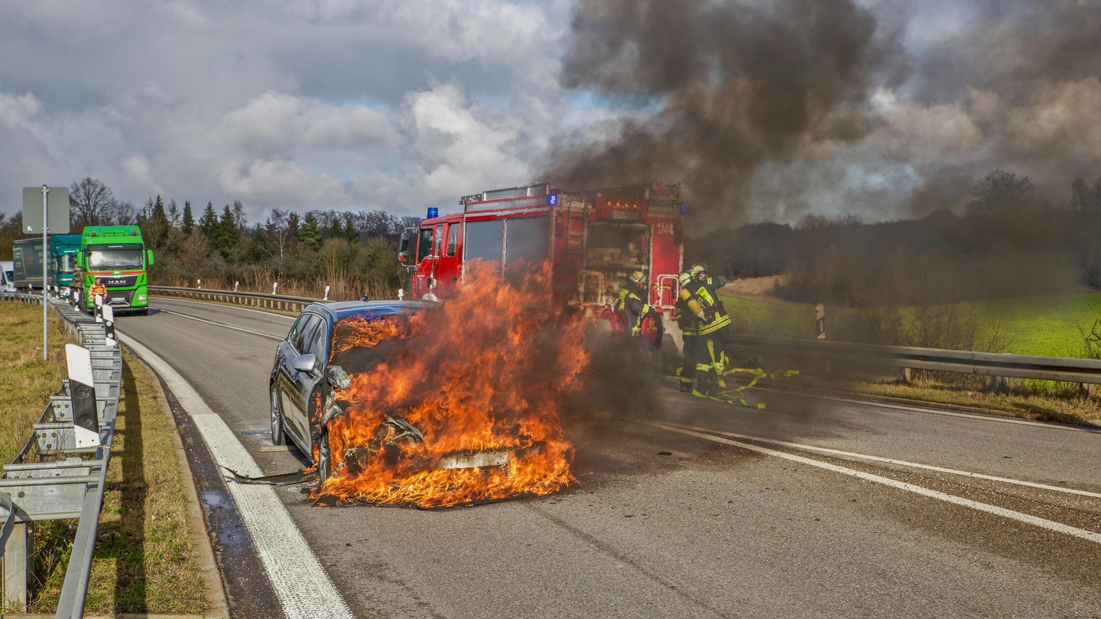 News Bilder des Tages PKW in Flammen, Die Feuerweh