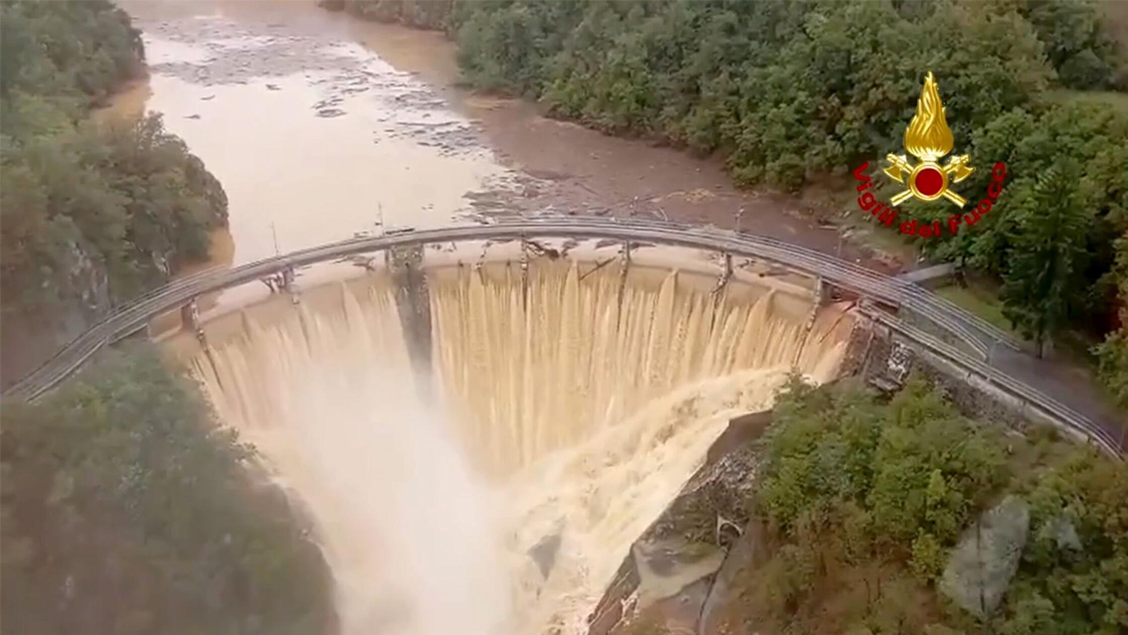 Heftige Unwetter in Italien: Deutsche Urlauberin von Flutwelle mitgerissen - Campingplatz evakuiert