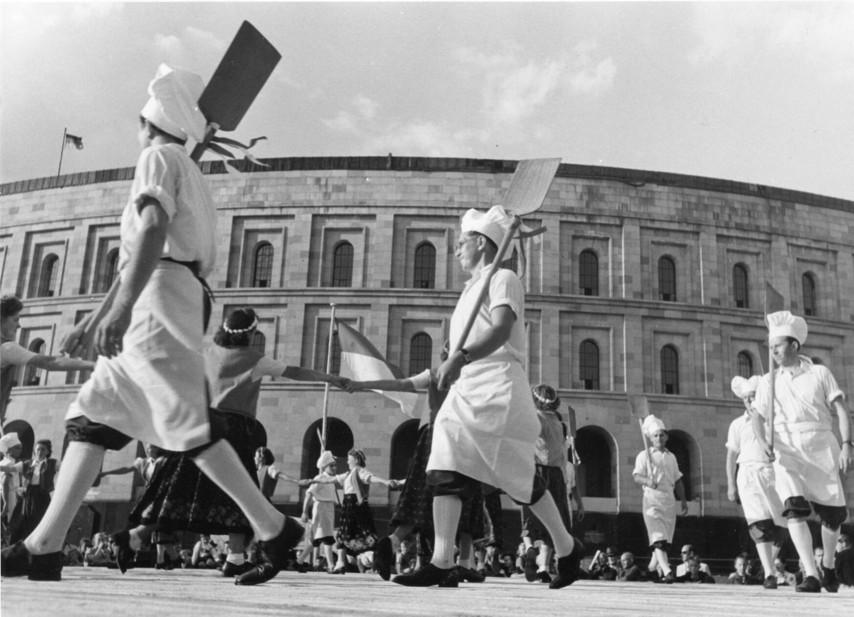 „Liebe Leute, Euch zur Freude, wollen wir den Zunfttanz Euch bescheren“, so leitete ein junger Bäcker im Jahr 1950 anlässlich der 900-Jahr-Feier der Stadt Nürnberg den Tanz der Bäckerzunft ein. Vor der Kulisse der Nürnberger Kongresshalle präsentierten sich vierzehn Bäckerpaare einem zahlreich erschienenen Publikum. Die Bäckerjungen in weißen Jacken und Bäckerkappen, mit Brotschiebern in der Hand, und die Mädchen in bunter Tracht zeigten einstudierte Tänze. 26 Jahre vorher im Jahr 1924 wurden diese das erste und einzige Mal bei einer Fachausstellung der Bäcker in Nürnberg aufgeführt und nun eigens für das Stadtjubiläum wiederbelebt