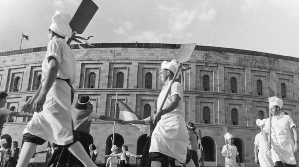 „Liebe Leute, Euch zur Freude, wollen wir den Zunfttanz Euch bescheren“, so leitete ein junger Bäcker im Jahr 1950 anlässlich der 900-Jahr-Feier der Stadt Nürnberg den Tanz der Bäckerzunft ein. Vor der Kulisse der Nürnberger Kongresshalle präsentierten sich vierzehn Bäckerpaare einem zahlreich erschienenen Publikum. Die Bäckerjungen in weißen Jacken und Bäckerkappen, mit Brotschiebern in der Hand, und die Mädchen in bunter Tracht zeigten einstudierte Tänze. 26 Jahre vorher im Jahr 1924 wurden diese das erste und einzige Mal bei einer Fachausstellung der Bäcker in Nürnberg aufgeführt und nun eigens für das Stadtjubiläum wiederbelebt
