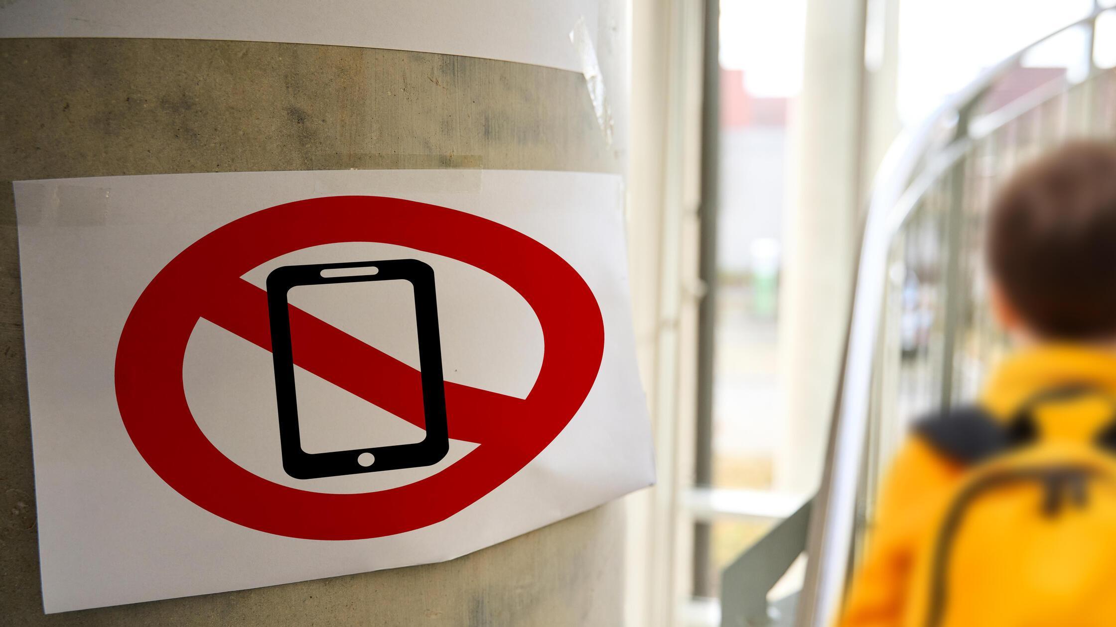 FOTOMONTAGE, Ein deutlich sichtbares Schild zeigt 