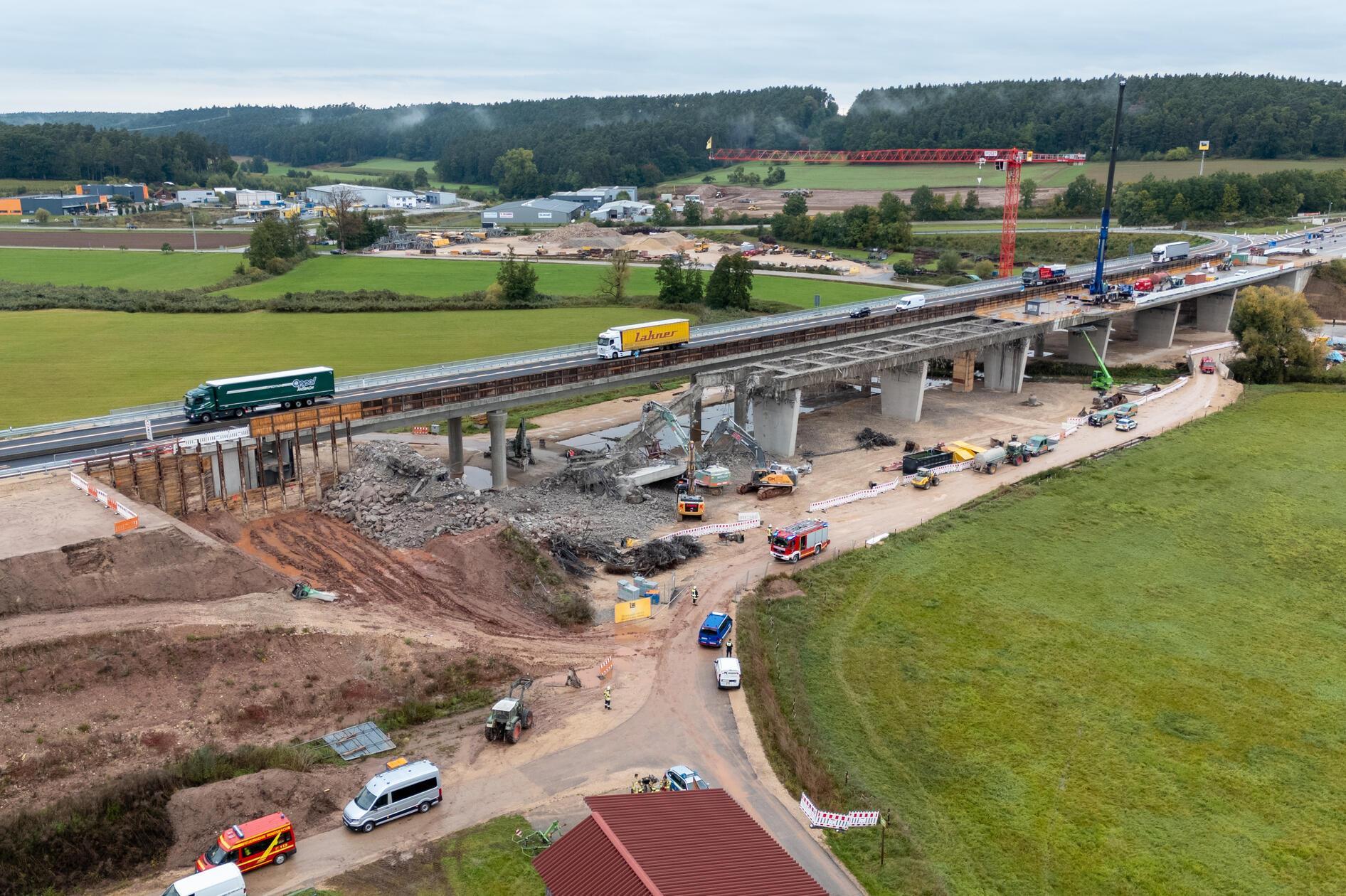 Bei Bauarbeiten ist ein Teil einer Brücke, die abgerissen werden sollte, auf einen Greifer gestürzt.