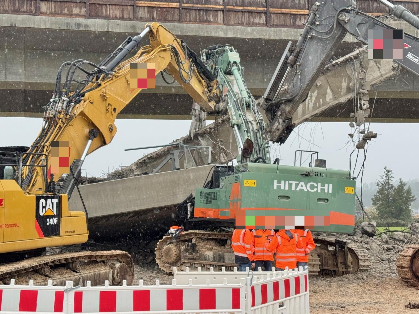 Der Pfeiler hat mit seinen etwa 100 Tonnen den vorderen Teil der Maschine unter sich begraben. Die Bergung gestaltet sich schwierig und könnte aufgrund des enormen Gewichts bis Donnerstag andauern.