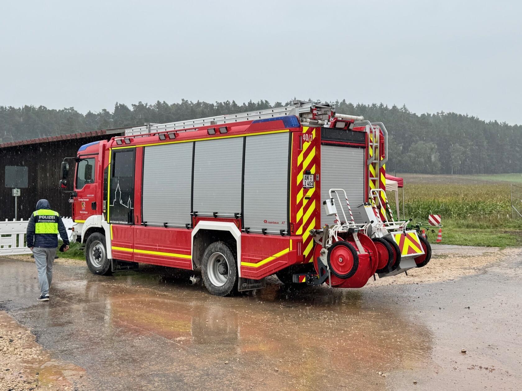 Zudem sind Polizei, Feuerwehr und THW anwesend.