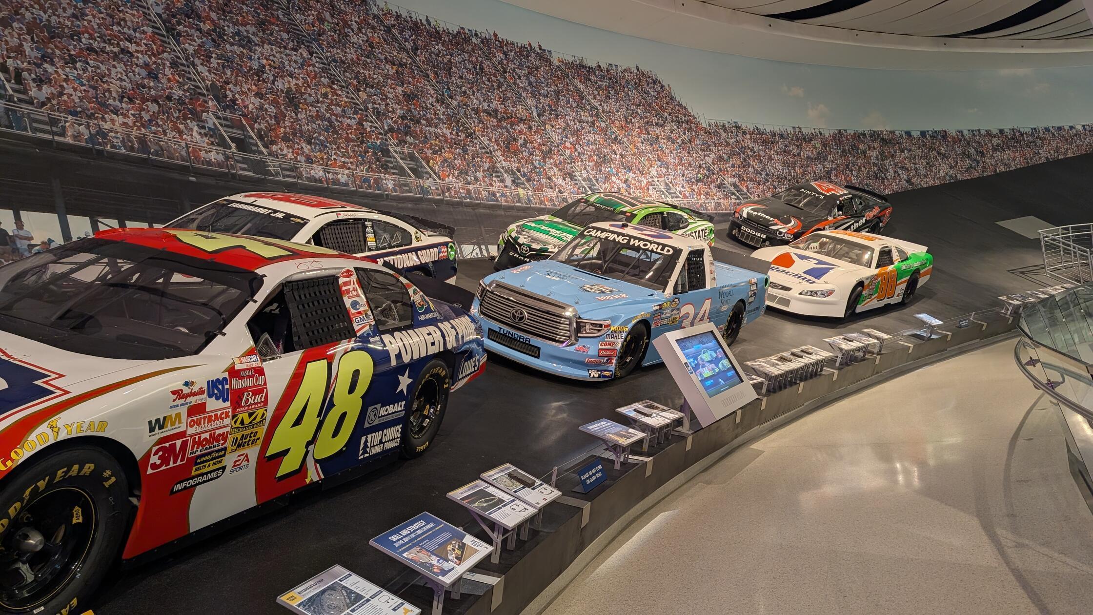 Charlotte ist auch die Heimat des NASCAR. In der Hall of Fame können Sie nicht nur einen Blick auf die gewaltigen Boliden werfen, sondern auch selbst ein Rennen im Simulator bestreiten. Außerdem erfahren Sie alles über die Geschichte und Legenden des Motorsports.