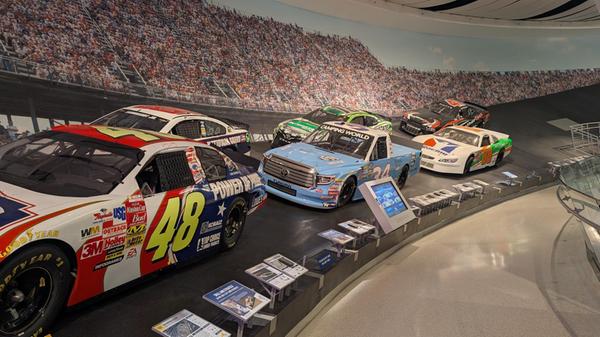 Charlotte ist auch die Heimat des NASCAR. In der Hall of Fame können Sie nicht nur einen Blick auf die gewaltigen Boliden werfen, sondern auch selbst ein Rennen im Simulator bestreiten. Außerdem erfahren Sie alles über die Geschichte und Legenden des Motorsports.