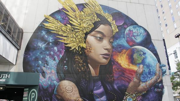 An vielen Gebäuden in Charlotte finden sich beeindruckende "Murals" (zu Deutsch: Wandgemälde), die lokale Künstlerinnen und Künstler in aufwendiger Kleinstarbeit gestaltet haben.