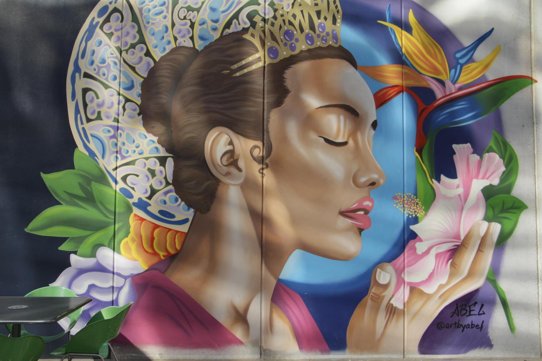 Auch "Queen Charlotte" ist auf einem Mural verewigt. Die Stadt wurde nach Charlotte von Mecklenburg-Strelitz, der deutschen Gemahlin des englischen Königs Georg III. benannt. Durch die Heirat wurde sie Königin von Irland, sowie Kurfürstin von Braunschweig-Lüneburg und später Königin von Hannover. Charlotte trägt deshalb neben einigen anderen Städten in den USA auch den Spitznamen "Queen City".