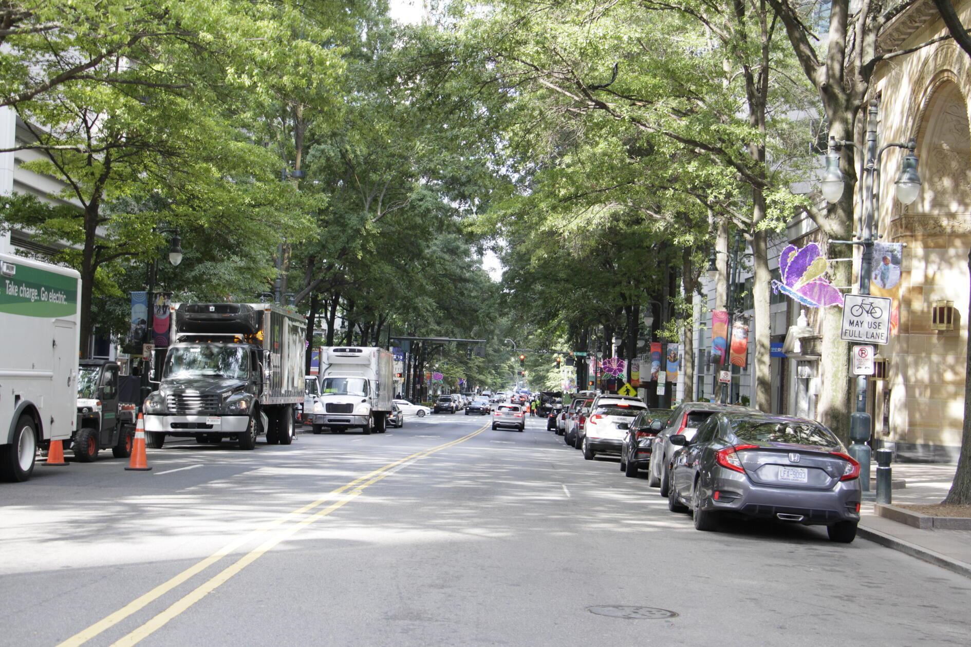 Auf den Straßen Charlottes herrscht geschäftiges Treiben. Die Stadt ist ausgesprochen sauber und grün. Kaum eine andere Metropole in den USA kann einen so hohen Baumbestand aufweisen. Viele Straßen sind mit jahrzehntealten Eichbäumen gesäumt.