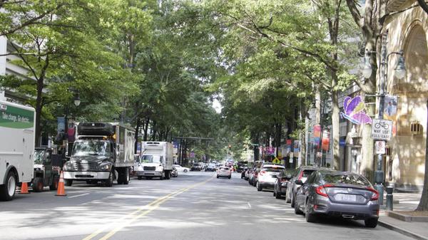 Auf den Straßen Charlottes herrscht geschäftiges Treiben. Die Stadt ist ausgesprochen sauber und grün. Kaum eine andere Metropole in den USA kann einen so hohen Baumbestand aufweisen. Viele Straßen sind mit jahrzehntealten Eichbäumen gesäumt.