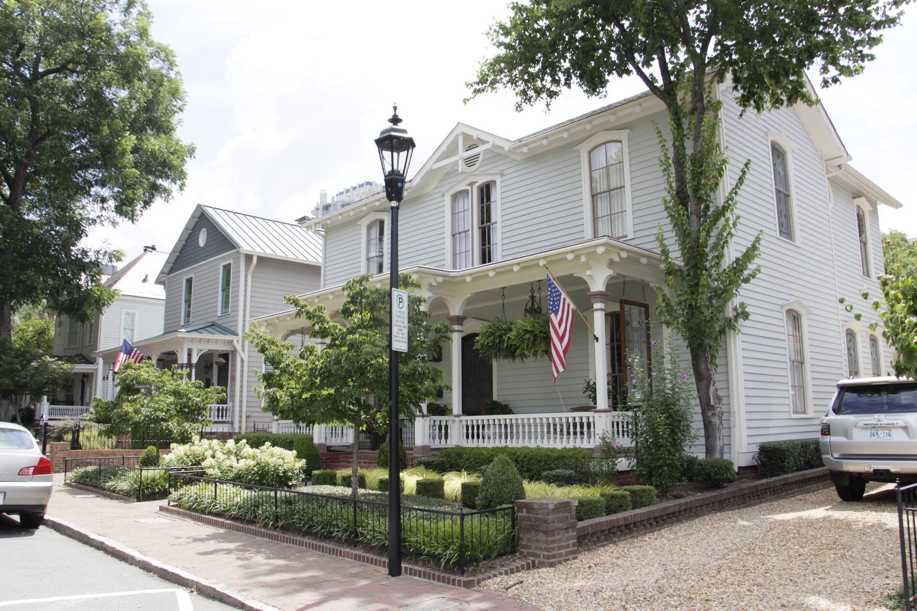 Nur wenige Straßen von Uptown entfernt, liegt ein gepflegtes Wohnviertel (Fourth Ward) mit klassisch amerikanischen Häusern. Charlotte ist immer wieder Drehort für Filme und Serien. Unter anderem wurden hier "Homeland" und "schwer verliebt" produziert.