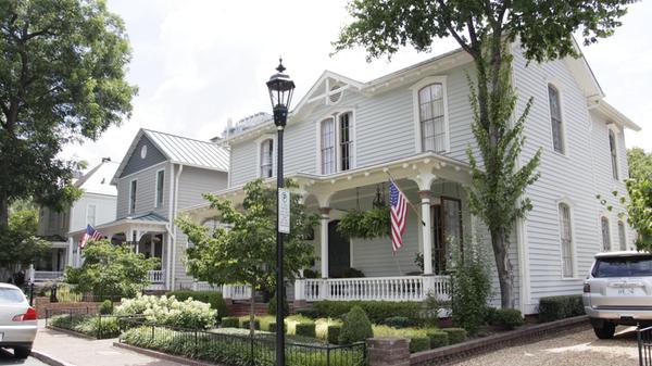 Nur wenige Straßen von Uptown entfernt, liegt ein gepflegtes Wohnviertel (Fourth Ward) mit klassisch amerikanischen Häusern. Charlotte ist immer wieder Drehort für Filme und Serien. Unter anderem wurden hier "Homeland" und "schwer verliebt" produziert.