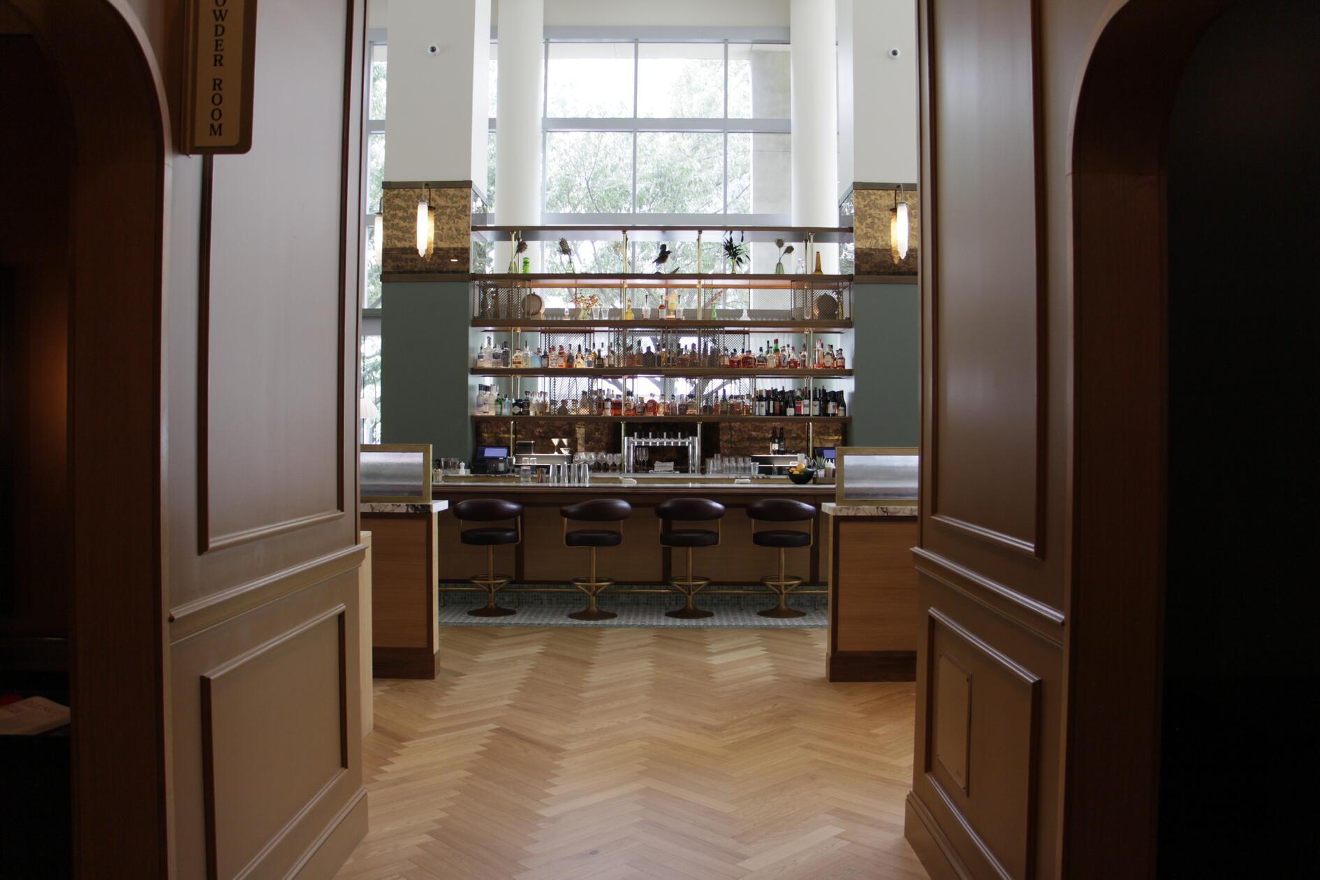 Die Bar des "Dogwood" Restaurants in Charlotte. Hier können Sie gehobene Südstaatenküche und kreative Cocktails genießen.