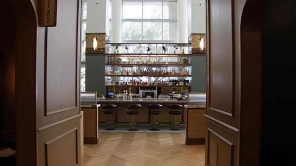 Die Bar des "Dogwood" Restaurants in Charlotte. Hier können Sie gehobene Südstaatenküche und kreative Cocktails genießen.