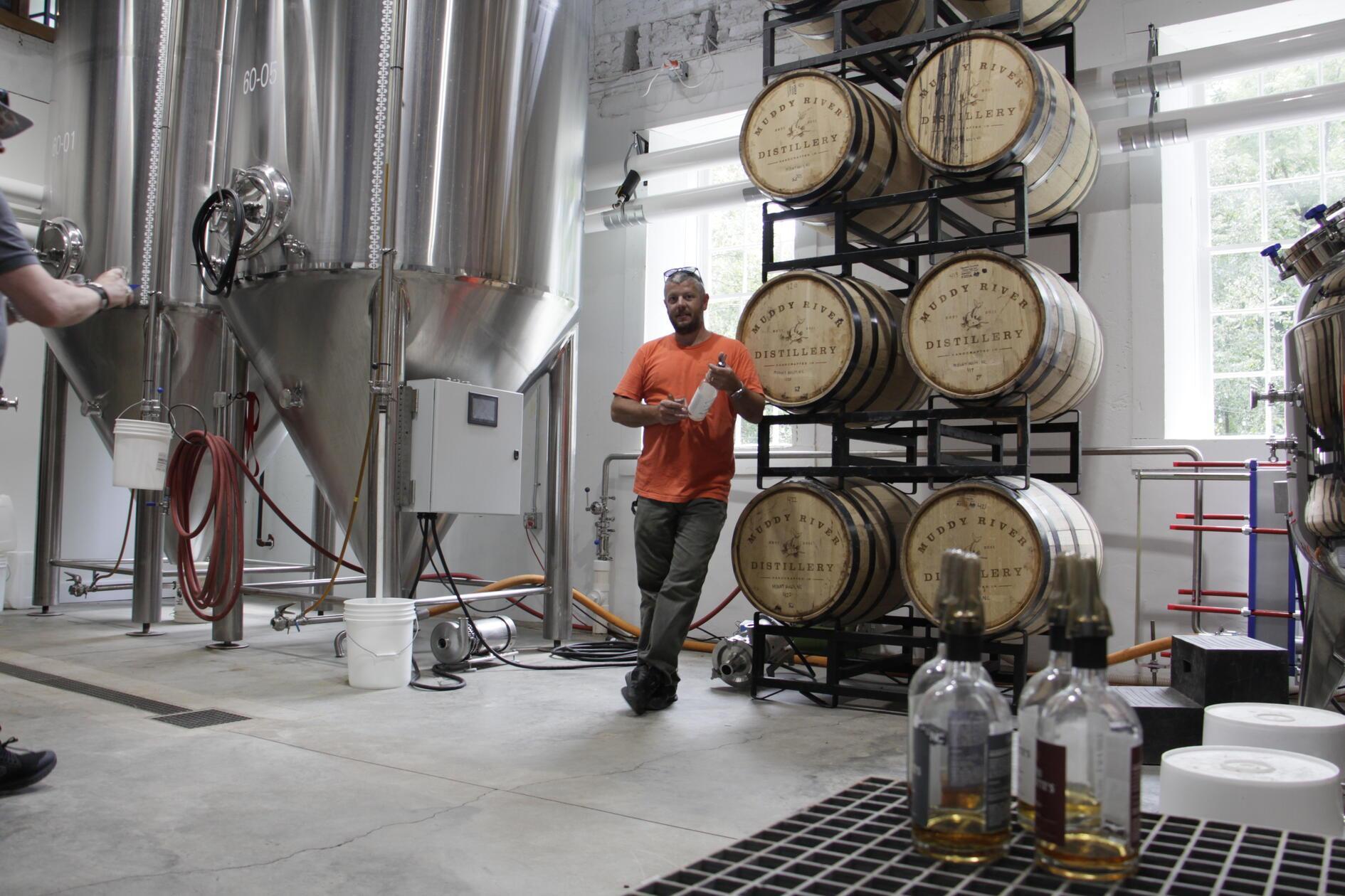 Rund 25 Autominuten von Charlotte entfernt liegt die "Muddy River Distillery". Das Unternehmen ist North Carolinas ältester legaler Rumproduzent. Die familieneigene Brennerei stellt den preisgekrönten Carolina Rum her, der sich wie ein milder Bourbon trinken lässt. Inhaber Robbie Delaney gibt einen Einblick in die Produktion.