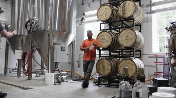 Rund 25 Autominuten von Charlotte entfernt liegt die "Muddy River Distillery". Das Unternehmen ist North Carolinas ältester legaler Rumproduzent. Die familieneigene Brennerei stellt den preisgekrönten Carolina Rum her, der sich wie ein milder Bourbon trinken lässt. Inhaber Robbie Delaney gibt einen Einblick in die Produktion.