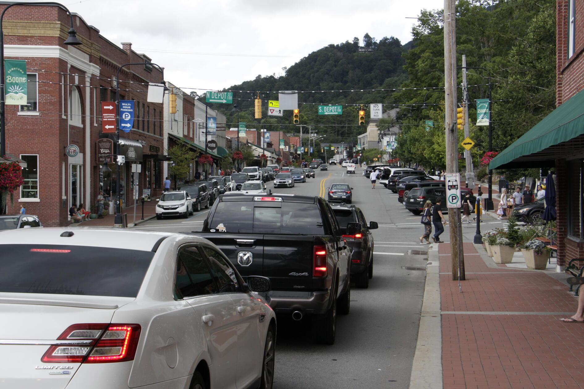 Boone liegt rund 2,5 Stunden mit dem Auto von Charlotte entfernt. Die liebevolle Kleinstadt bildet das Tor zu den Blue Ridge Mountains. Von hier starten zahlreiche Outdoor- und Wanderfans ihre Touren. In Boone gibt es ebenfalls eine große Universität, die Appalachian State University.