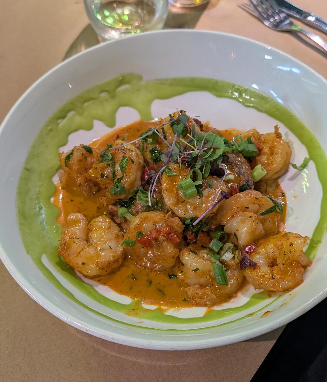 "Shrimp and Grits" ist ein bekanntes Gericht der Südstaatenküche, das aus Garnelen (Shrimps) und Maisgrieß/Polenta (Grits) besteht. Es wird auch zum Frühstück serviert. Unbedingt probieren!