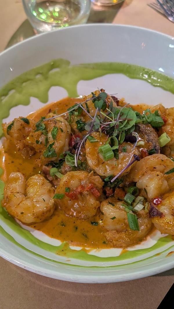 "Shrimp and Grits" ist ein bekanntes Gericht der Südstaatenküche, das aus Garnelen (Shrimps) und Maisgrieß/Polenta (Grits) besteht. Es wird auch zum Frühstück serviert. Unbedingt probieren!