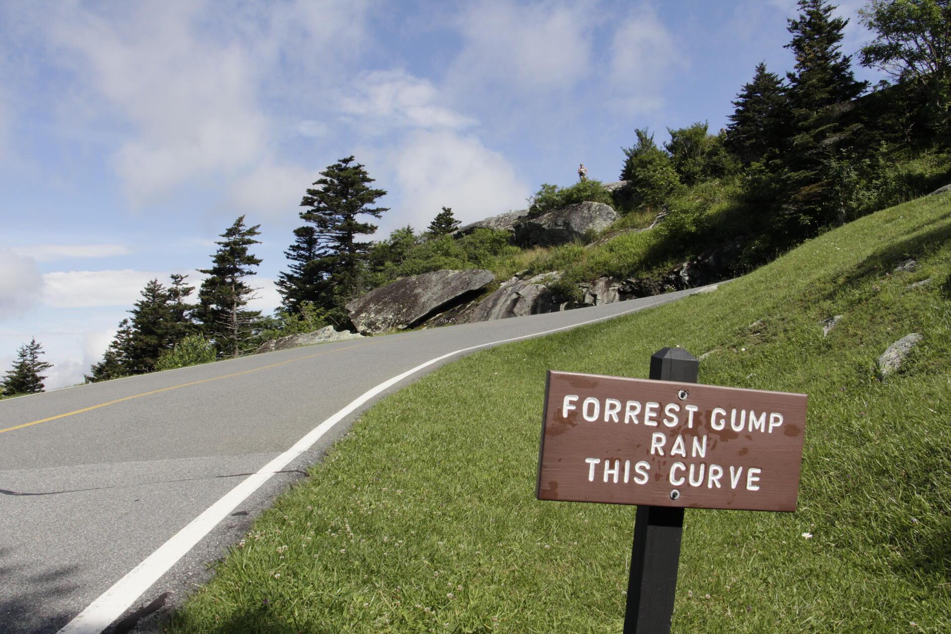 Auf dem Weg zum Grandfather Mountain, der höchsten Erhebung des östlichen Bereichs der Blue Ridge Mountains, kommen Besucherinnen und Besucher an der legendären Kurve aus dem Film "Forrest Gump" vorbei. Fun Fact: Im Film läuft die Szene gar nicht Tom Hanks, sondern sein Bruder und Schauspieldouble Jim Hanks.