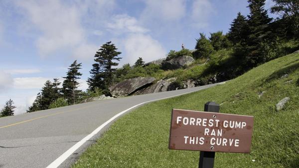 Auf dem Weg zum Grandfather Mountain, der höchsten Erhebung des östlichen Bereichs der Blue Ridge Mountains, kommen Besucherinnen und Besucher an der legendären Kurve aus dem Film "Forrest Gump" vorbei. Fun Fact: Im Film läuft die Szene gar nicht Tom Hanks, sondern sein Bruder und Schauspieldouble Jim Hanks.