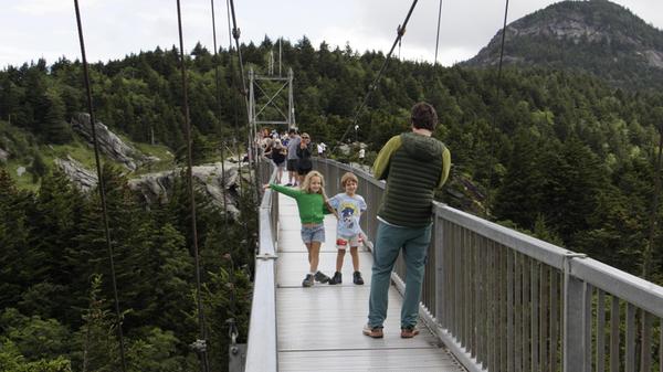 Der Grandfather Mountain ist mit 1.818 Metern die höchste Erhebung des östlichen Bereichs der Blue Ridge Mountains. Von der dortigen Hängebrücke haben Besucherinnen und Besucher einen beachtlichen Ausblick über die Wälder und Berge.