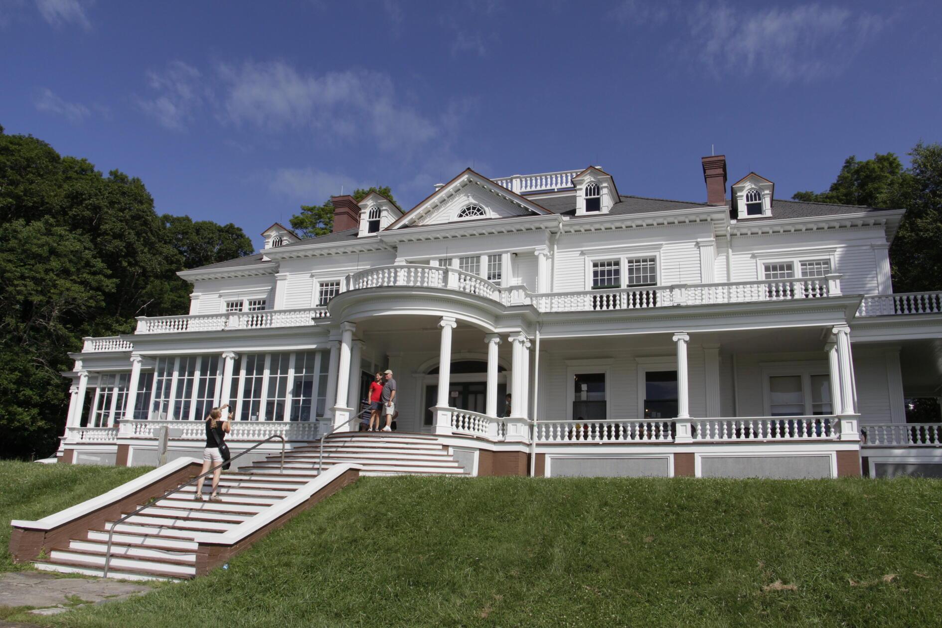 Ein Herrenhaus mit 23 Zimmern mitten in den Blue Ridge Mountains - diesen Traum erfüllte sich der "Denim-König" Moses H. Cone im Jahr 1890. Das Cone Manor House kann heute besichtigt werden.