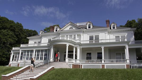 Ein Herrenhaus mit 23 Zimmern mitten in den Blue Ridge Mountains - diesen Traum erfüllte sich der "Denim-König" Moses H. Cone im Jahr 1890. Das Cone Manor House kann heute besichtigt werden.