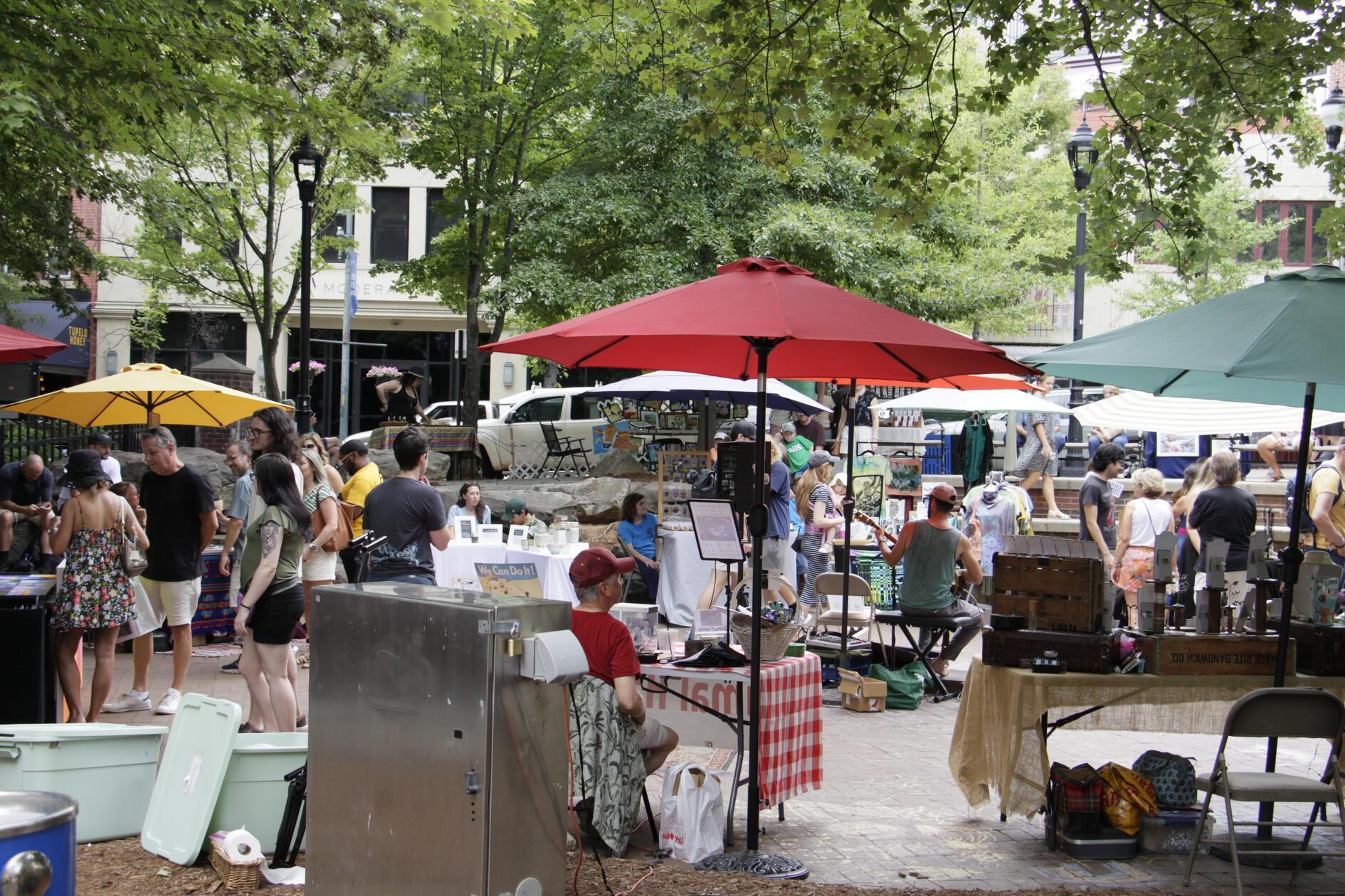 Im Zentrum Ashevilles findet regelmäßig ein Kunstmarkt mit Livemusik statt.