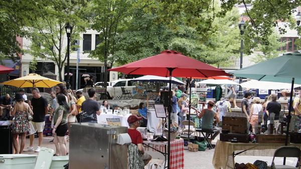 Im Zentrum Ashevilles findet regelmäßig ein Kunstmarkt mit Livemusik statt.