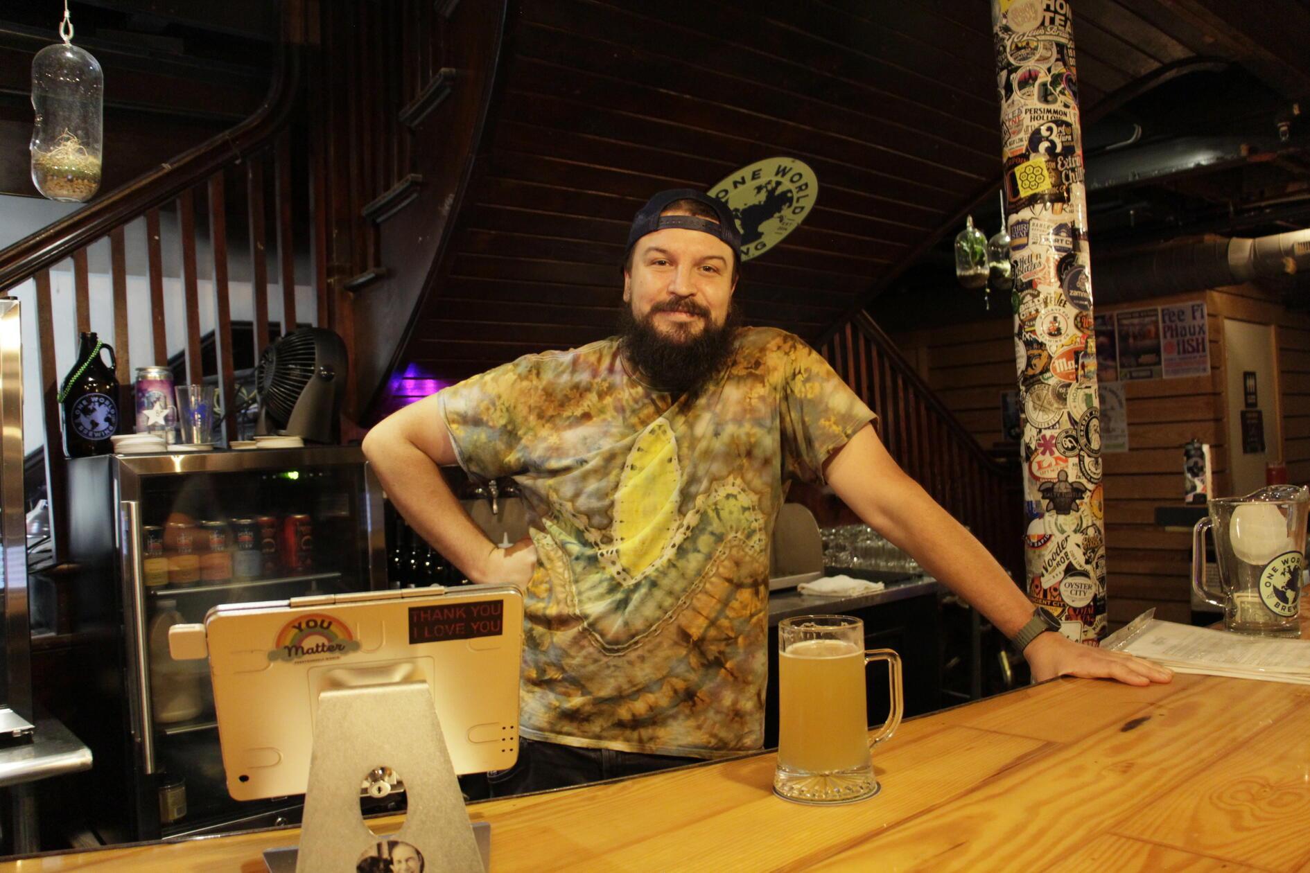 Robert Andries kam vor zwölf Jahren nach Asheville, um der Großstadt New Orleans zu entfliehen. Er arbeitet als Barkeeper bei "One World Brewing", einer der ältesten Craft Beer Brauereien Ashevilles. "Wir haben jugendlichen Elan hier, das finde ich gut", sagt er.