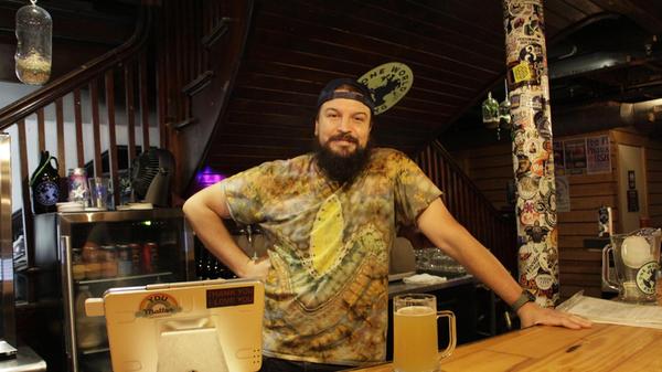 Robert Andries kam vor zwölf Jahren nach Asheville, um der Großstadt New Orleans zu entfliehen. Er arbeitet als Barkeeper bei "One World Brewing", einer der ältesten Craft Beer Brauereien Ashevilles. "Wir haben jugendlichen Elan hier, das finde ich gut", sagt er.