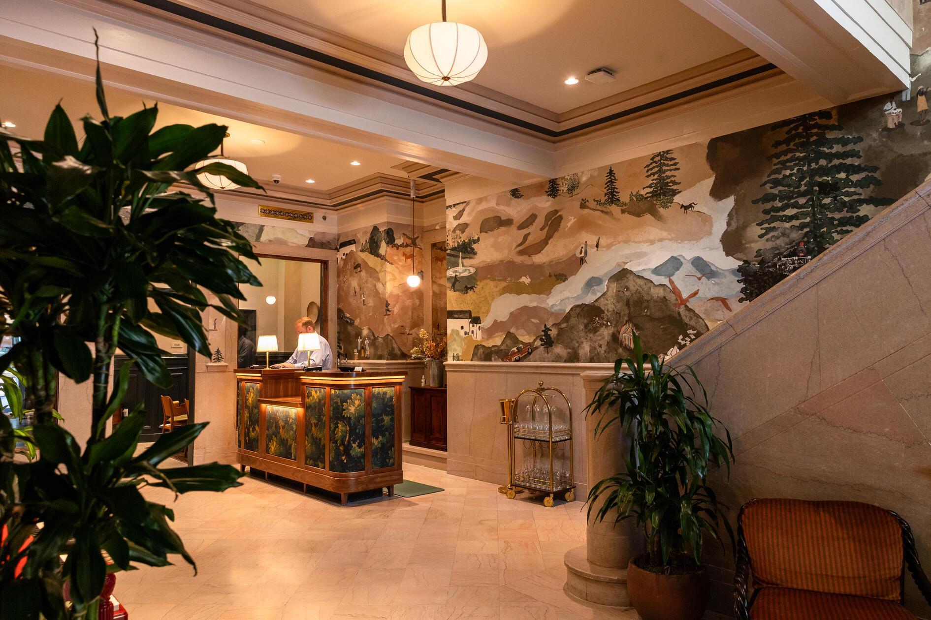 Das Flat Iron Hotel liegt in der Innenstadt Ashevilles. Das Gebäude stammt aus den 1920er Jahren und wurde komplett restauriert. Das Hotel befindet sich in einem der ersten Wolkenkratzer der Stadt.