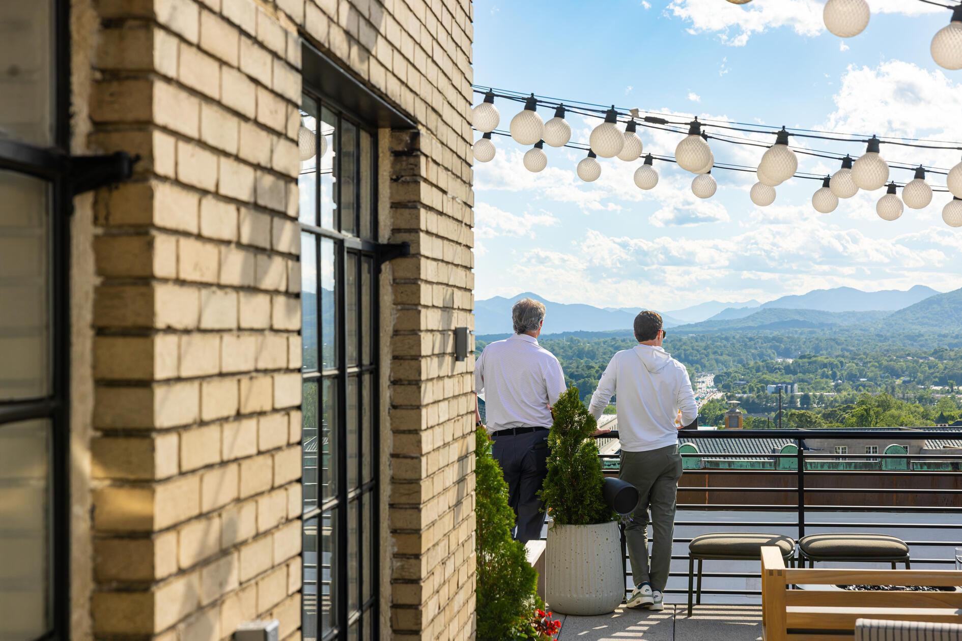 Von der Dachterrasse des Hotels haben Sie einen atemberaubenden Blick über die Blue Ridge Mountains.