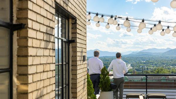 Von der Dachterrasse des Hotels haben Sie einen atemberaubenden Blick über die Blue Ridge Mountains.