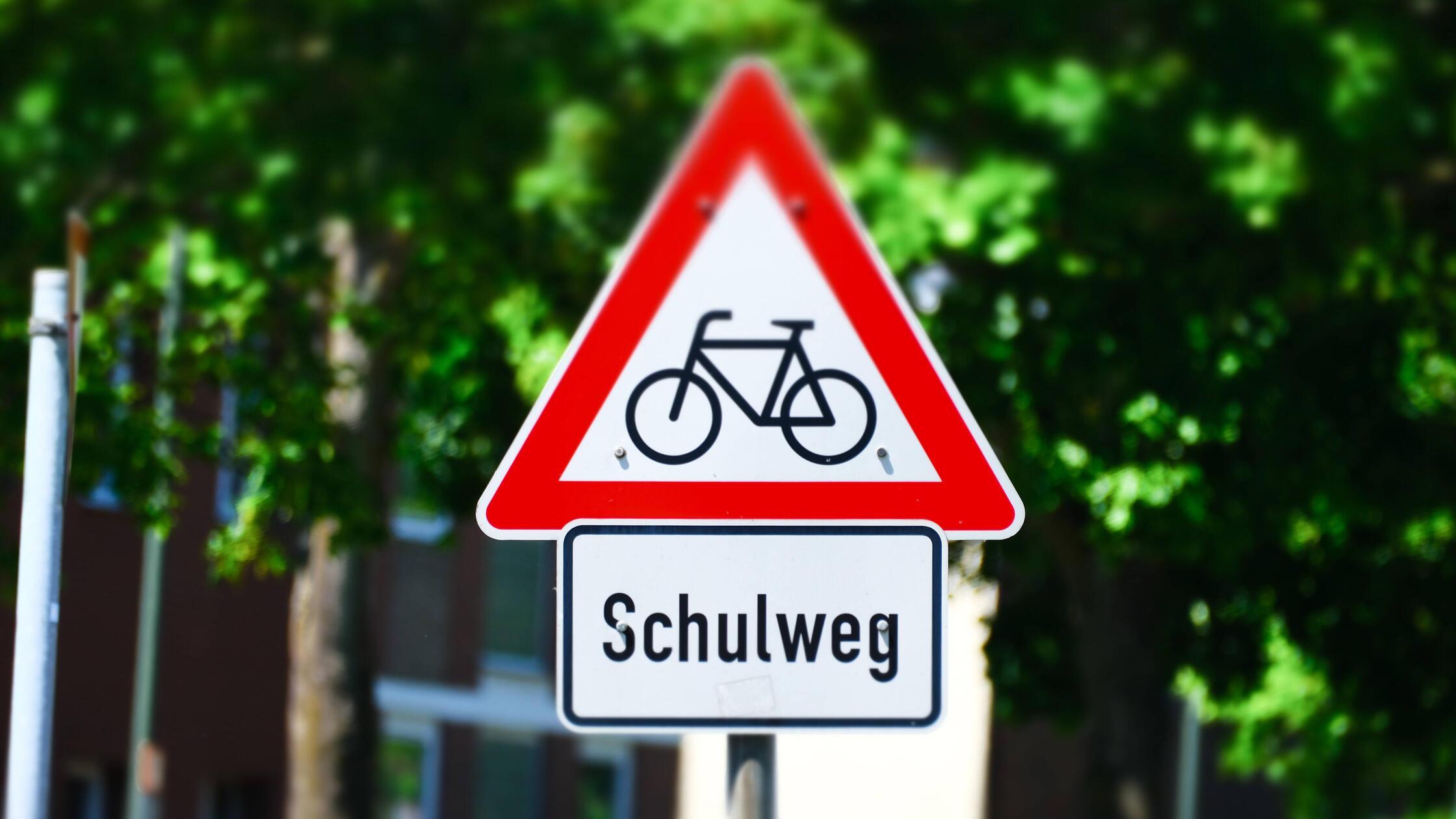 Düsseldorf 01.06.2021 Verkehrsschild Schulweg Kind